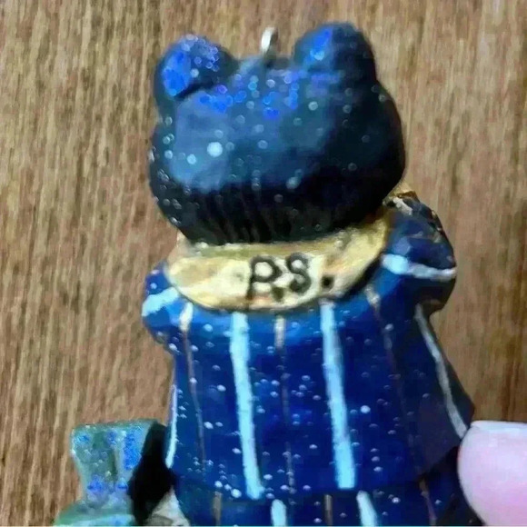 Bear Ornament drinking Coffee in Pajamas Jasper Wyoming 2006 Signed “RS” - Picture 6 of 12